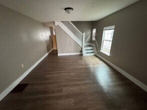 Newly Renovated 3BR/1BA Townhome located close to downtown Indy in Indianapolis, IN - Foto de edificio - Building Photo