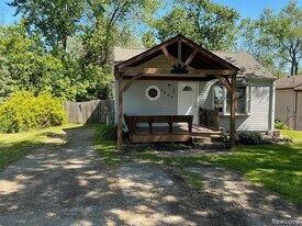 7230 Sandy Beach Dr in Waterford Township, MI - Building Photo