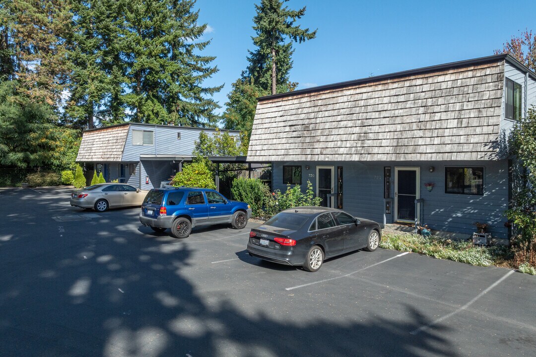 701 141St LN SE in Bellevue, WA - Building Photo