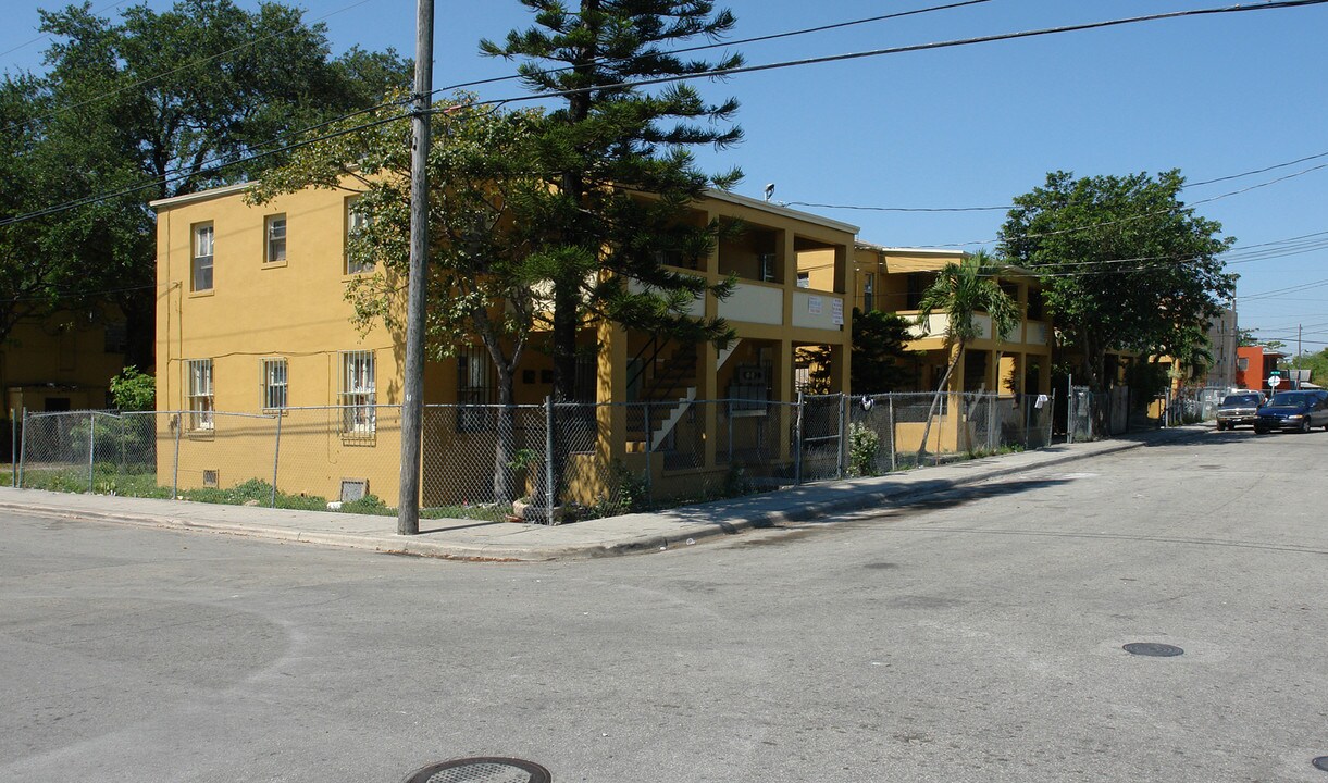 140 NW 13th St in Miami, FL - Building Photo