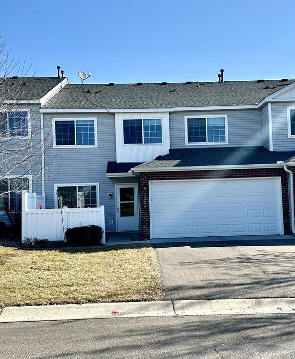 15754 Flackwood Trail in Apple Valley, MN - Building Photo