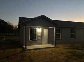 188 Duck Pond Rd, Unit 2 in Lytle, TX - Building Photo