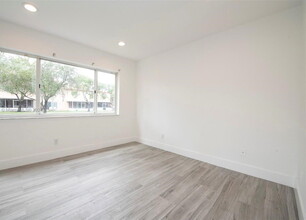 935 SW 143rd Ave in Pembroke Pines, FL - Building Photo - Building Photo