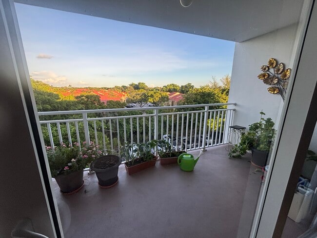 6940 NW 186th St, Unit 5 floor in Hialeah, FL - Building Photo - Building Photo
