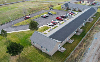 Mallard Heights Apartments in Elgin, OR - Foto de edificio - Building Photo