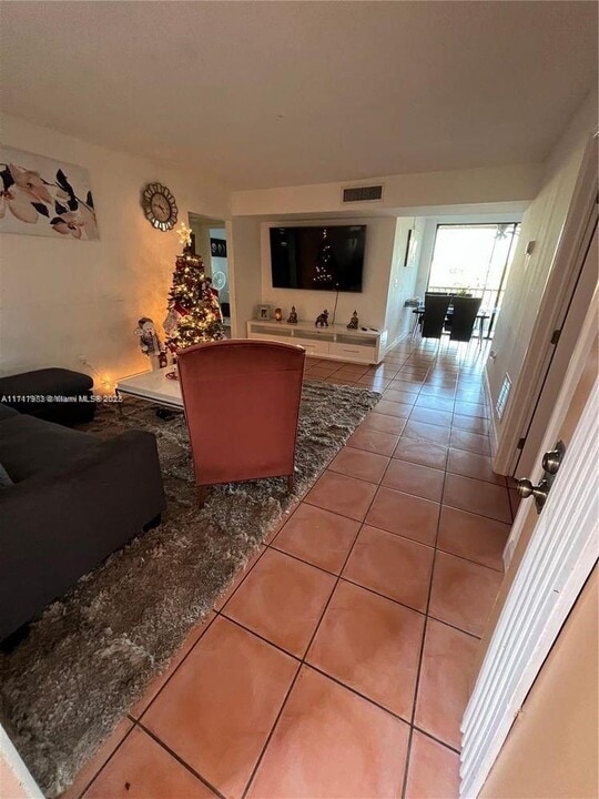 8600 SW 133rd Avenue Rd, Unit 423 in Miami, FL - Building Photo
