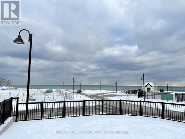 50 Lakebreeze Dr in Clarington, ON - Building Photo - Building Photo