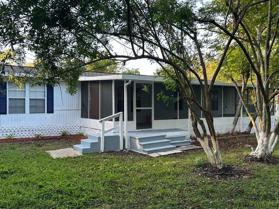 895 Navajo Dr in St. Cloud, FL - Building Photo