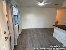 324 S San Eduardo Ave in San Antonio, TX - Building Photo