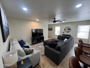 6034 W Encinas Ln in Phoenix, AZ - Building Photo - Building Photo