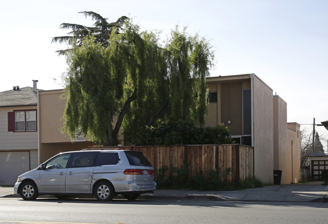 5439 Bancroft Ave in Oakland, CA - Building Photo - Building Photo