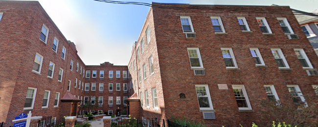 34 Harris St, Unit 5 in Brookline, MA - Foto de edificio - Building Photo
