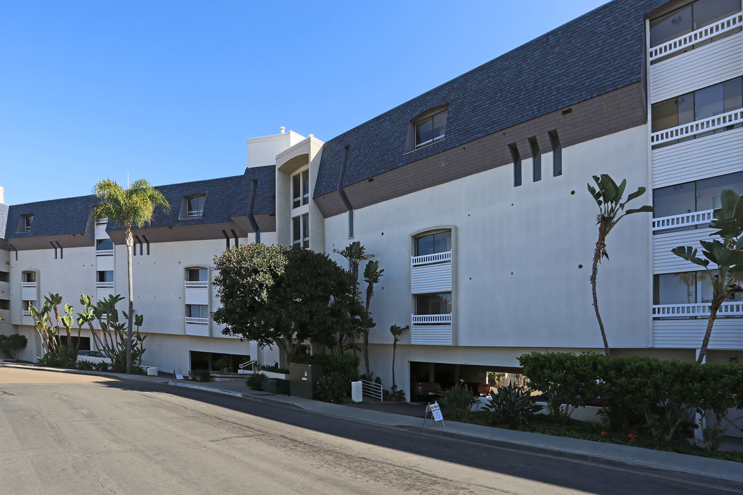 Crown Point Villa in San Diego, CA - Building Photo