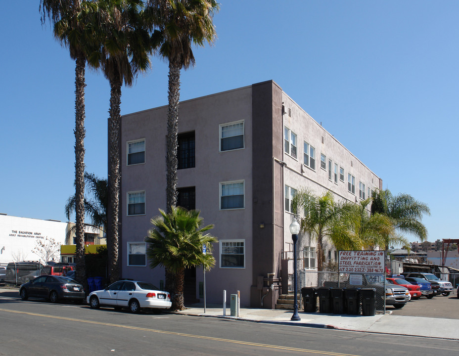 Jade Apartments in San Diego, CA - Foto de edificio