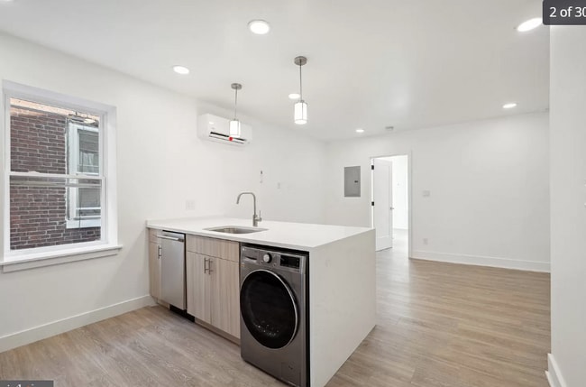 5043 SPRUCE St, Unit 5043 Spruce #3 in Philadelphia, PA - Building Photo - Building Photo