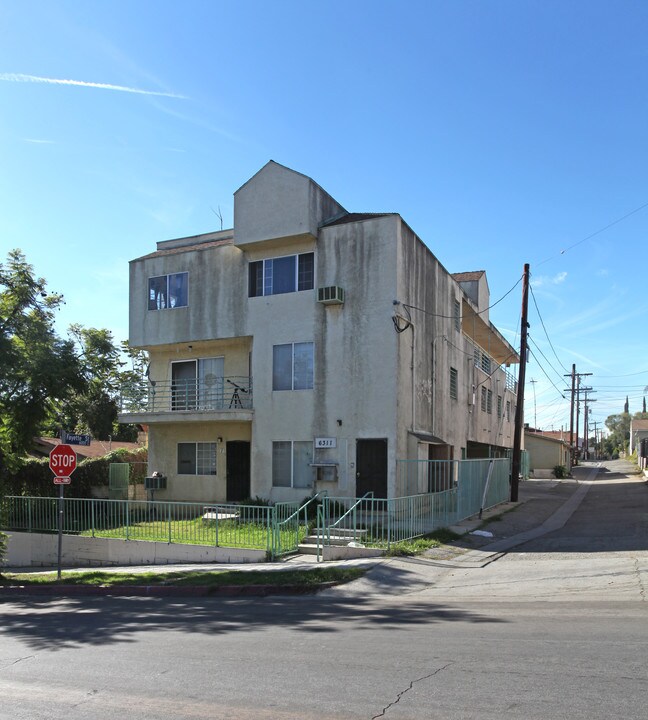 6311 Aldama St in Los Angeles, CA - Foto de edificio