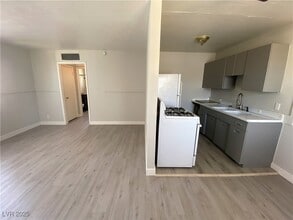 230 W Boston Ave in Las Vegas, NV - Building Photo - Building Photo