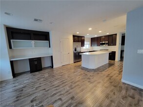 10537 Seasonable Dr in Las Vegas, NV - Building Photo - Building Photo
