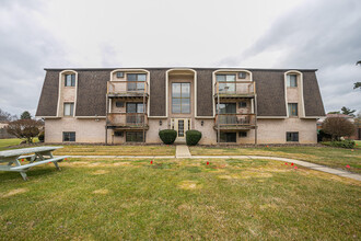 Meadows Pointe Apartments in Elyria, OH - Building Photo - Building Photo