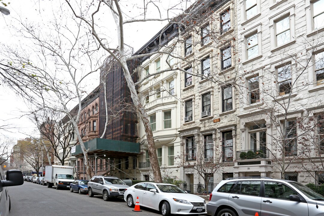 39 W 76th St in New York, NY - Building Photo