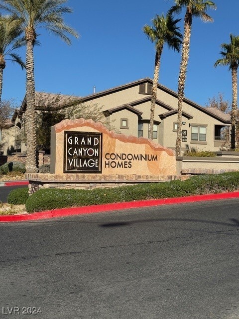 8250 N Grand Canyon Dr in Las Vegas, NV - Building Photo