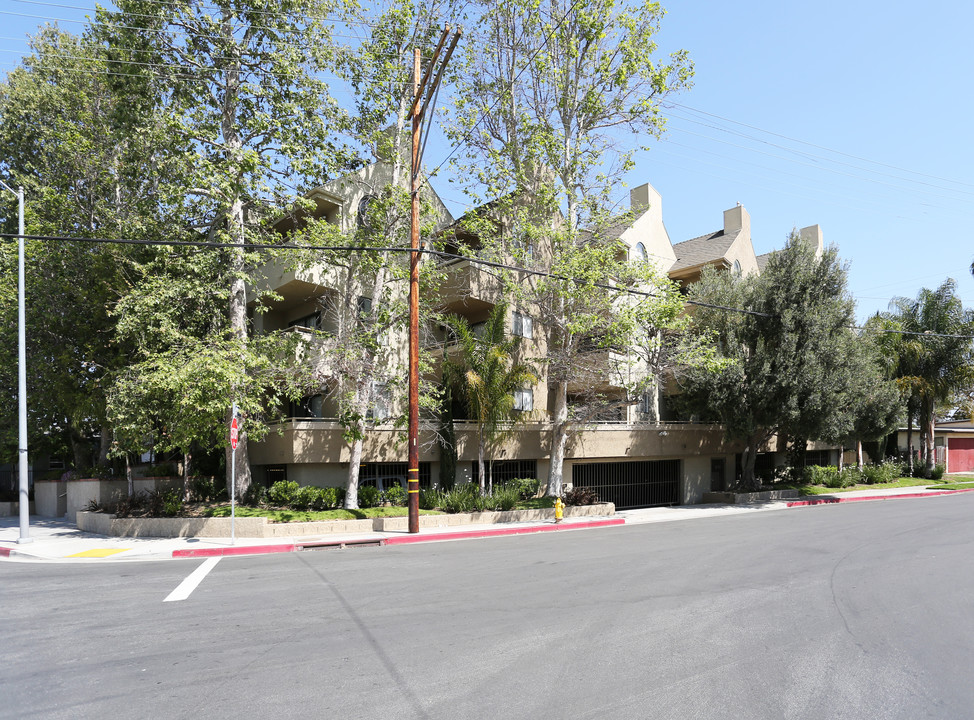 Louise Court Apartments in Los Angeles, CA - Building Photo