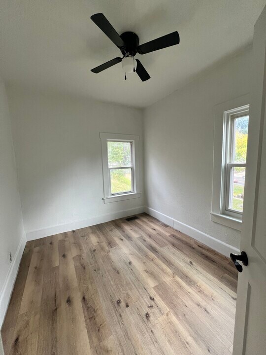 439 S Parker Dr, Unit Lower in Janesville, WI - Foto de edificio