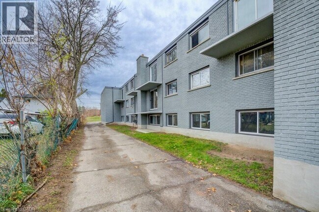 82 Elgin St S in Cambridge, ON - Building Photo - Building Photo