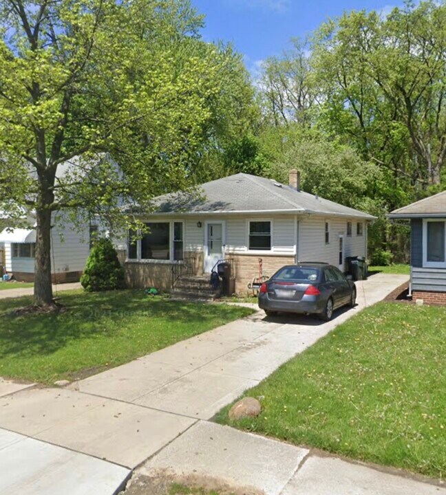 12415 Crest Ave in Garfield Heights, OH - Foto de edificio