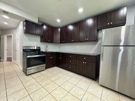 181 Wegman Pky, Unit 1 in Jersey City, NJ - Building Photo