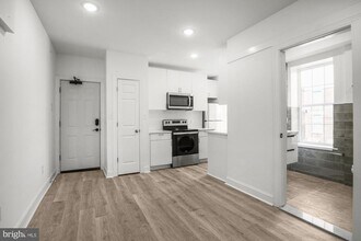 2046 E Huntingdon St in Philadelphia, PA - Building Photo - Building Photo