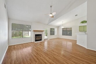 7201 Pine Bluffs Trail in Austin, TX - Foto de edificio - Building Photo