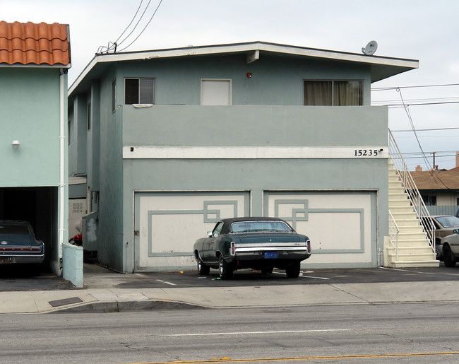 15235 Prairie Ave in Lawndale, CA - Foto de edificio - Building Photo