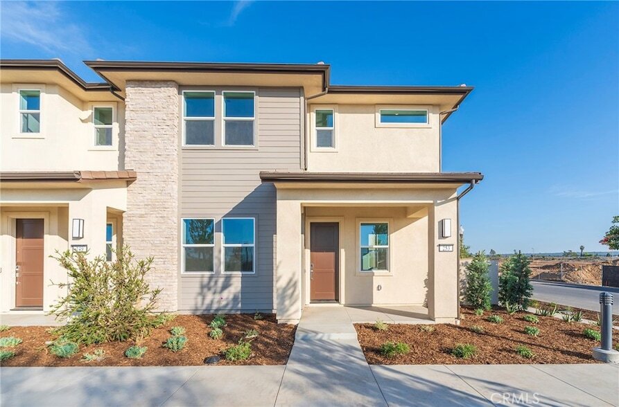 253 Westdale in Irvine, CA - Building Photo