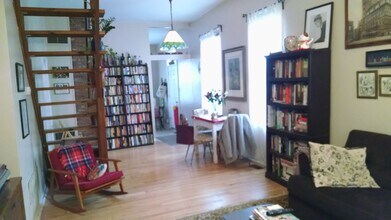 1639 N Claremont Ave, Unit Coach House in Chicago, IL - Building Photo - Building Photo