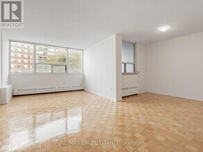 1385 Midland Ave in Toronto, ON - Building Photo - Building Photo