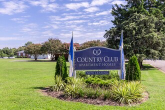 Country Club Apartments in Hampton, VA - Foto de edificio - Building Photo