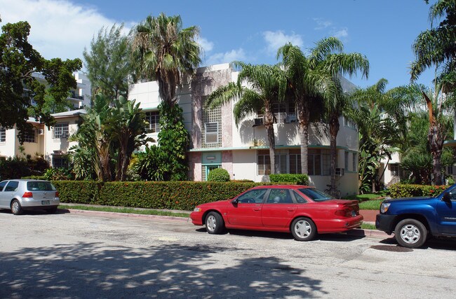 1040-1050 Michigan Ave in Miami Beach, FL - Building Photo - Building Photo