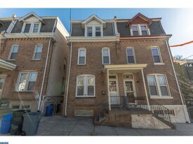 385 Conarroe St in Philadelphia, PA - Building Photo