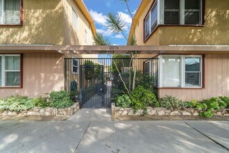 2075 E Appleton St in Long Beach, CA - Building Photo - Building Photo