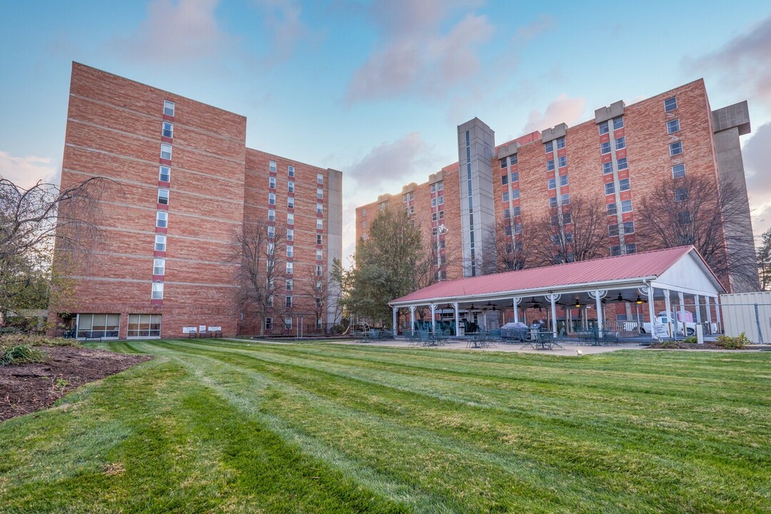 Chapel House Senior Apartments - Age 62+ in Louisville, KY - Foto de edificio