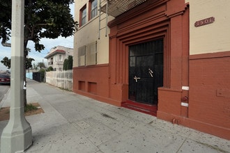 Catalina Court in Los Angeles, CA - Building Photo - Building Photo