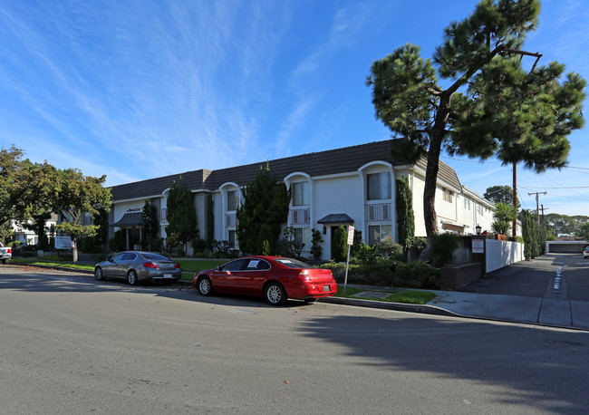 Versailles in Garden Grove, CA - Foto de edificio - Building Photo