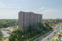 3275 Sheppard Ave E in Toronto, ON - Building Photo - Building Photo