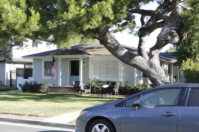 240 Magnolia St in Costa Mesa, CA - Building Photo - Building Photo