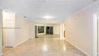 6810 SW 49th St in Miami, FL - Foto de edificio - Building Photo