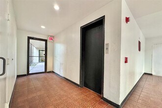 3075 Walnut Bend Ln in Houston, TX - Building Photo - Building Photo
