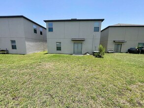 3721 Daisy Bloom Pl in Tampa, FL - Foto de edificio - Building Photo