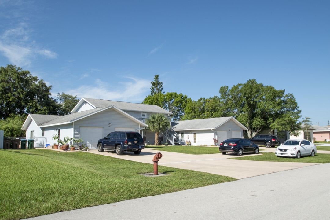 128 SE 12th Ter in Cape Coral, FL - Building Photo