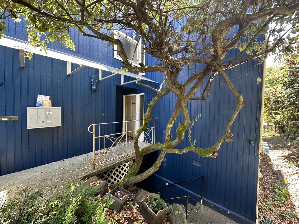 2225-2229 W Raye St in Seattle, WA - Foto de edificio